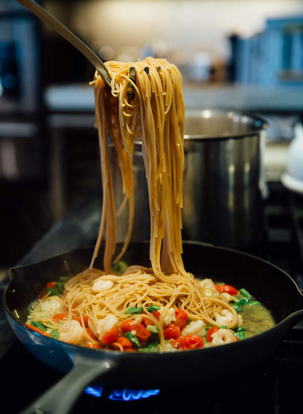 Linguine with Garlicky Shrimp, Asparagus, & Tomatoes_garlic shrimp spaghetti